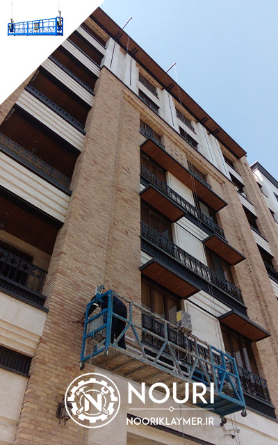 کلایمر نصب شده روی نمای ساختمان